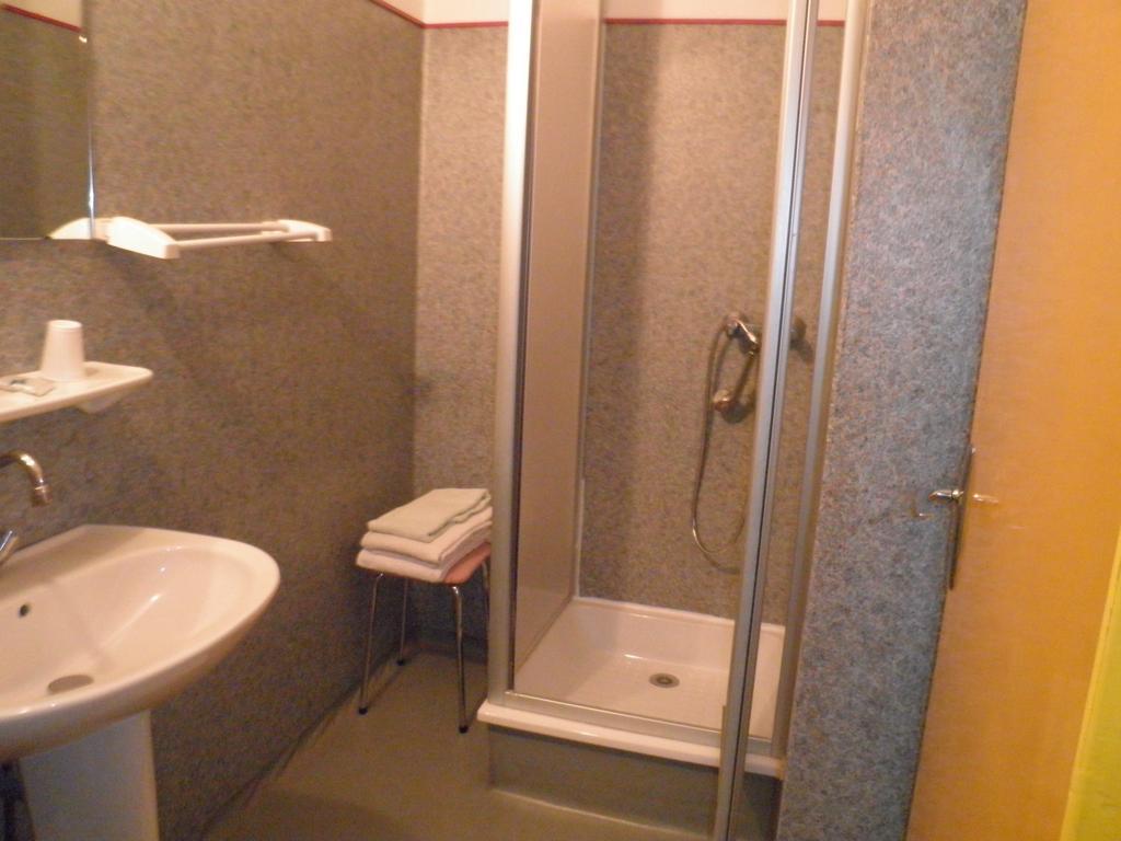Hotel La Pierre Blanche Luzenac Habitación foto